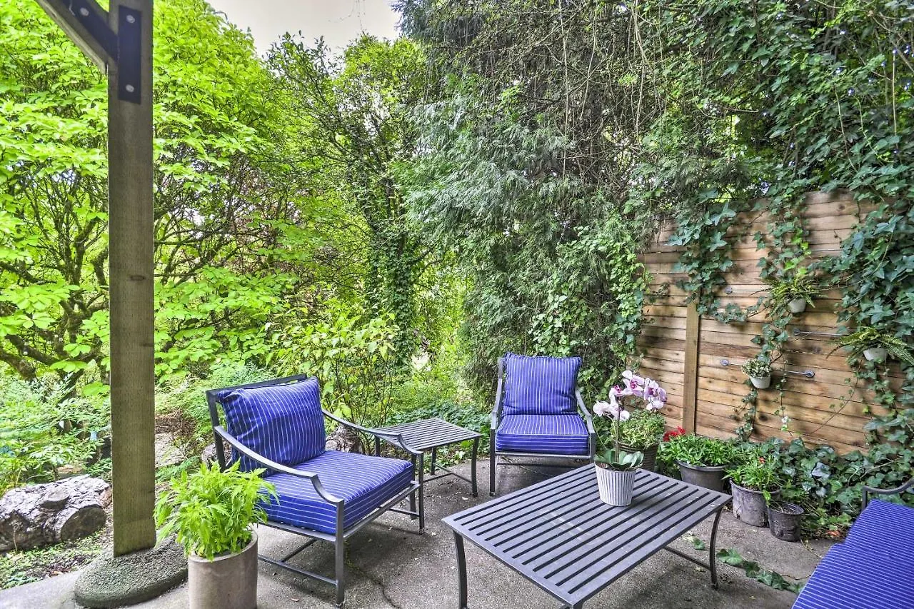 Lush Portland Flat With Fire Pit, 4 Mi To Dtwn! 아파트 0*,  미국