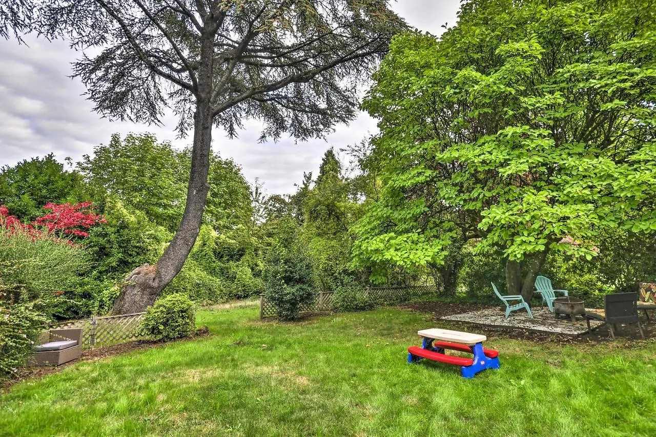 Lush Portland Flat With Fire Pit, 4 Mi To Dtwn! Apartment