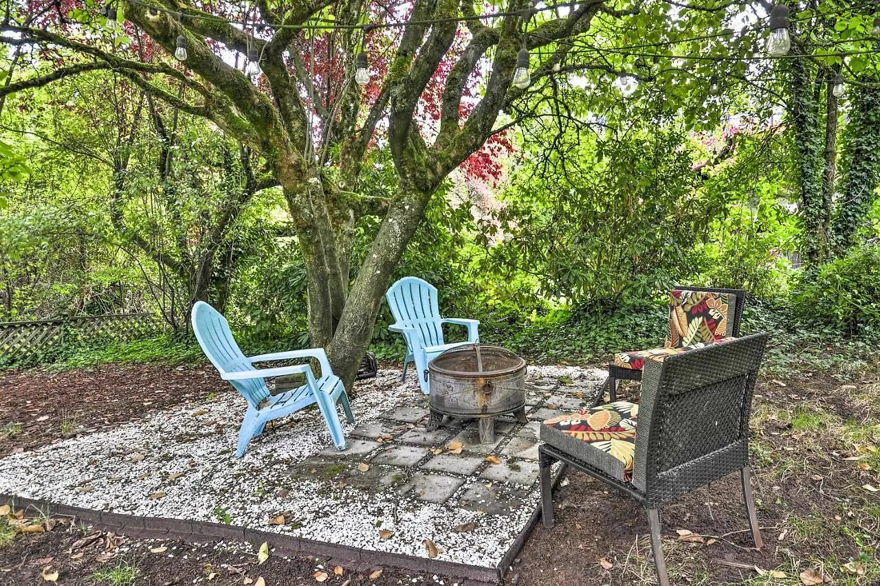 Lush Portland Flat With Fire Pit, 4 Mi To Dtwn! Apartment