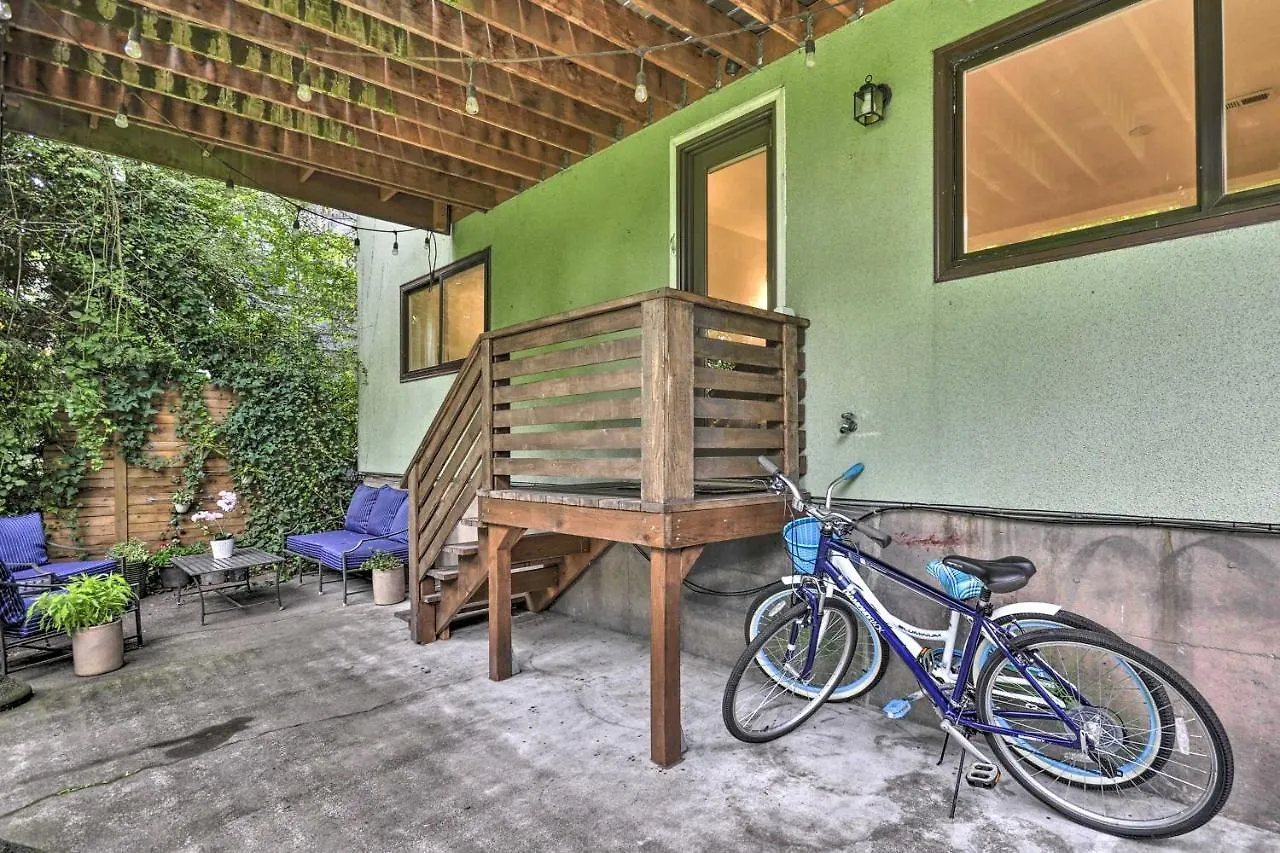 Lush Portland Flat With Fire Pit, 4 Mi To Dtwn! Apartment